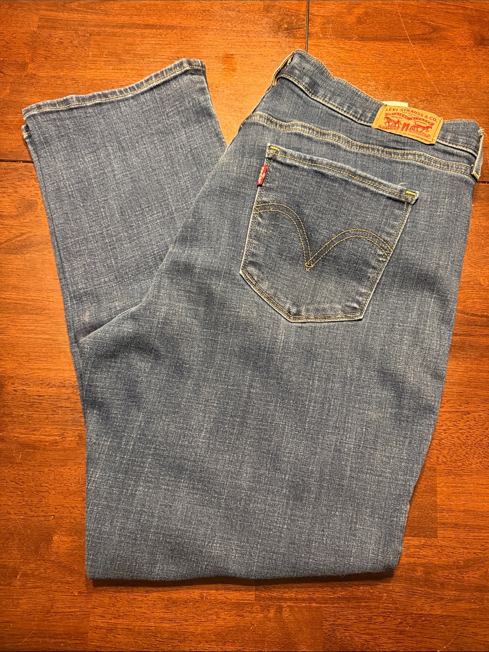 Levi's women’s Straight Fit Denim Jeans in Medium Blue